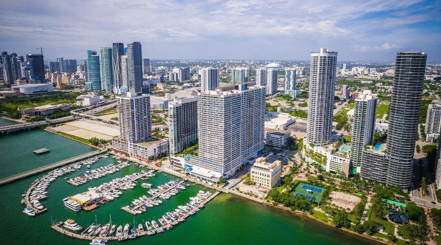 Cruze uma bela baía de barco pelo centro de Miami Downtown
