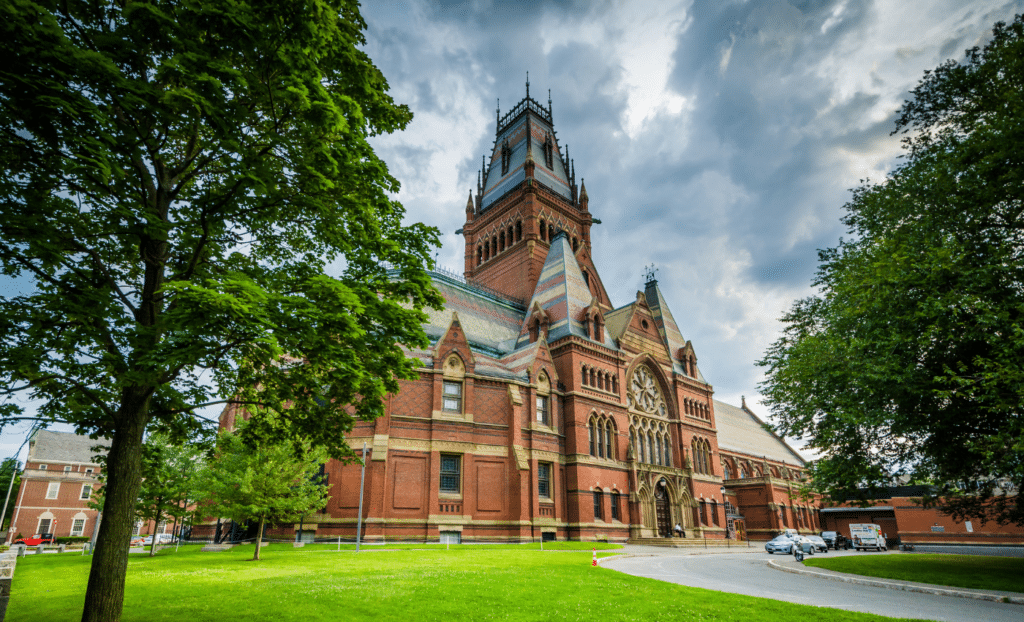 Um ótimo lugar para conhecer em Boston é a Universidade de Harvard