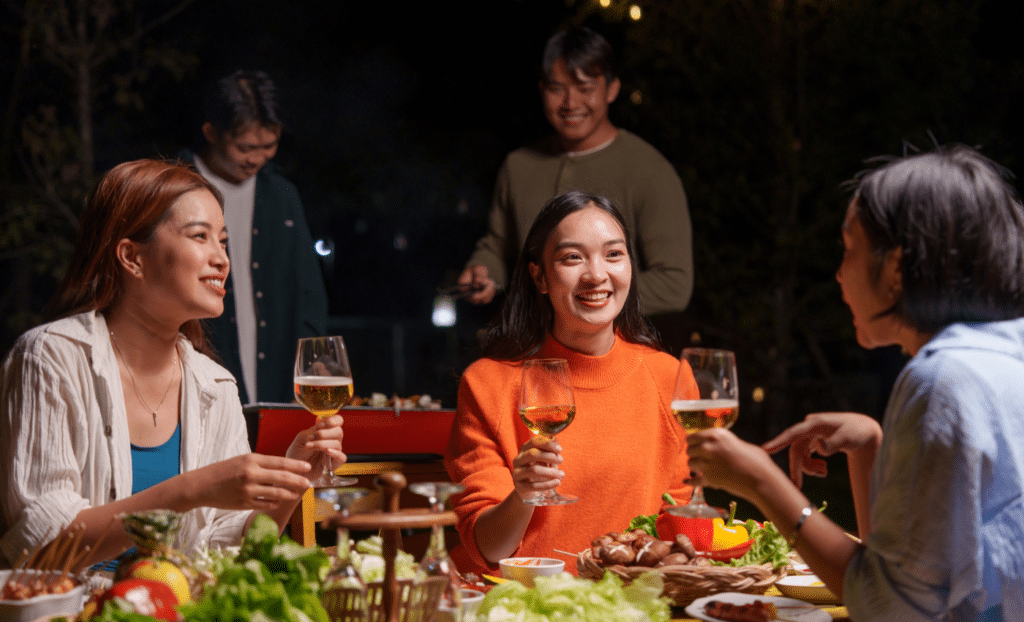 Grupo de amigos compartiendo una cena especial