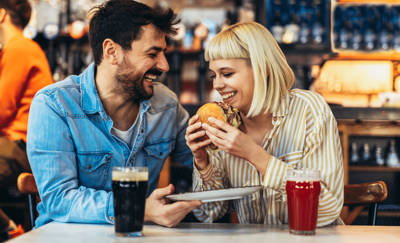 Disfrutando una cena con amigos en Hard Rock Café